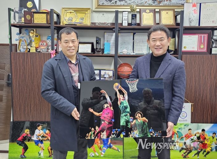 한국사진작가협회 인제군 지부장 김장헌 작가, 홍천군체육회에 스포츠 사진 6점 기증