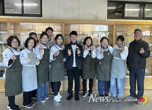 수원과학대학교 남방애동아리가 9일 저소득층을 위한 반찬나눔 봉사활동을 하고 기념 촬영을 하고 있다