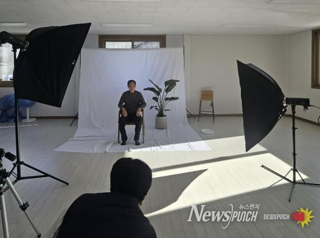 연천군학교밖청소년지원센터 학교밖 청소년 자원봉사동아리, 대광1리 어르신 대상 '장수사진 촬영봉사' 진행