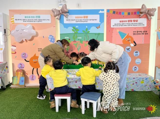 알콩이의 생일파티 전시에서 원아들이 체험을 하고 있다