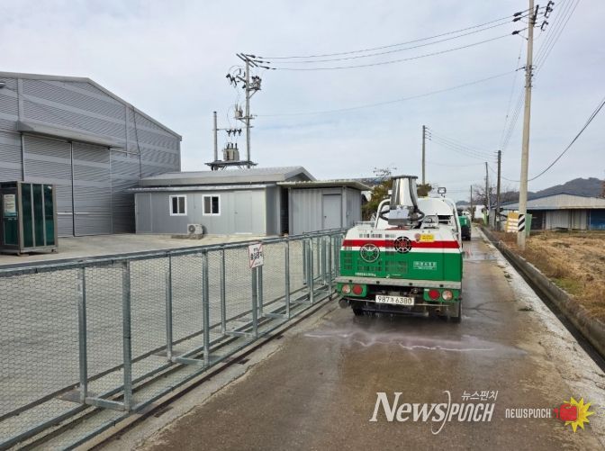 1. 천안시가 고병원성 조류인플루엔자(AI) 확산 방지를 위해 소독을 실시하고 있다.