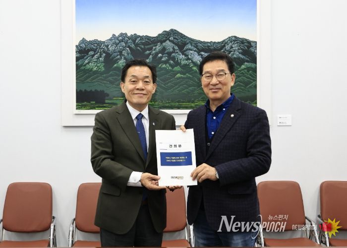 이재준 수원시장(왼쪽)이 신정훈 국회 행정안전위원장에게 건의문을 전달하고 있다.
