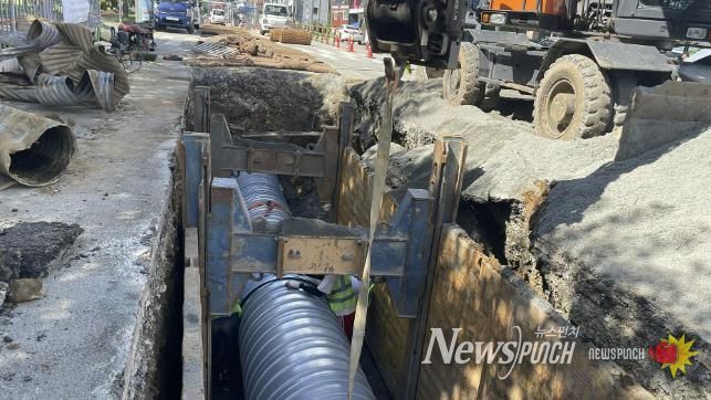 서산시가 지난 9월 하수관로를 설치하는 모습