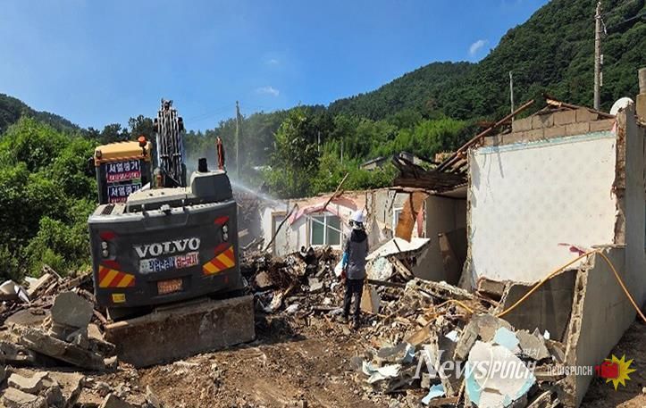 서산시가 올해 빈집 정비사업을 통해 인지면 일원 빈집을 철거하는 모습