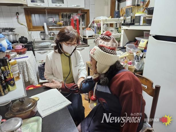 건강취약 어르신대상 방문건강관리하고 있는 모습