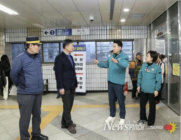 지난 12월 10일 창동역을 찾은 오언석 도봉구청장이 15일부터 운영될 창동역 내부 동-서 이동통로를 점검하고 관계자들과 대화를 나누고 있다