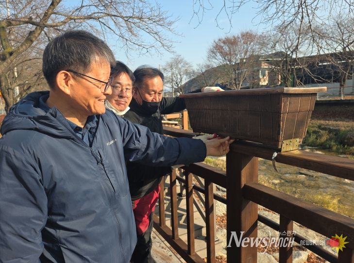 금산천·금천대교 꽃길화분 안전난간대 상부 이동 설치 테스트 모습