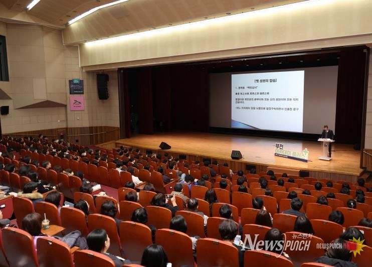 문형배 전 헌법재판관이 시청 어울마당에서 강연하고 있다.