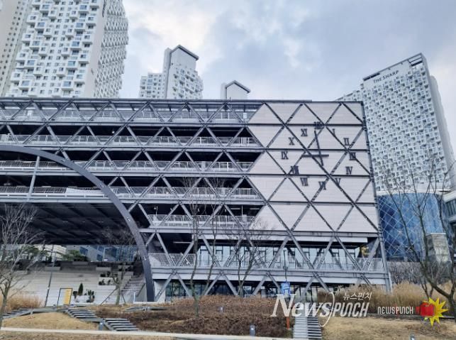 동탄호수공원 주차타워 벽시계(주간)