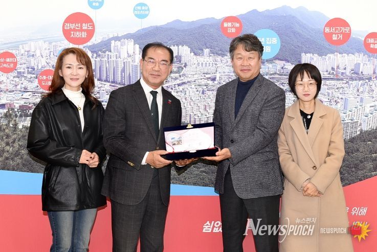 부산 사상구, 건축상담 재능기부 유공자에 감사패 전달