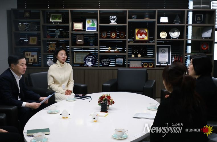 인천항만공사 이경규 사장이 한국백혈병소아암협회 경인지회 이주영 사무국장과 기부 관련 논의를 하고 있다