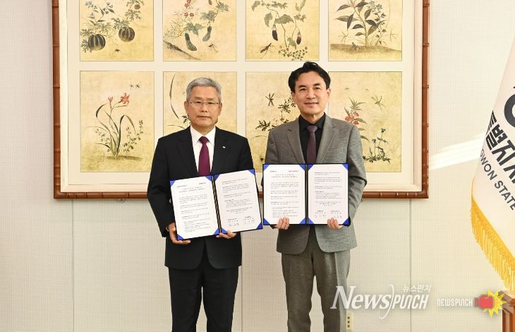 강원도청에서 mou체결, 왼쪽부터 한전 사장 김동철, 강원도지사 김진태