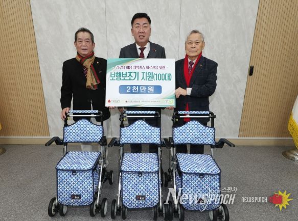 대한노인회 청주시지회, 청주시에 2천만원 상당 보행보조기 전달