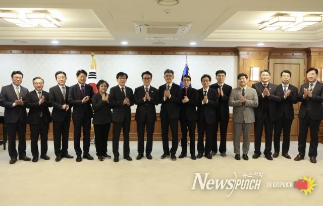 김민석 국무총리가 11일 세종대로 정부서울청사에서 의료혁신위원회 민간위원에게 위촉장을 수여하고 있다.