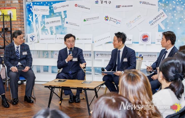 진교훈 서울 강서구청장(정면 왼쪽 두 번째)이 강서청소년회관에서 열린 ‘스터디벅스 커넥트 데이(CONNECT DAY)’에 참석해 협의체 관계자들과 대화하고 있다.