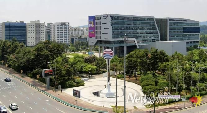 현충탑이 보이는 성남시 중원구 여수동 시청 전경(여수·성남대로 교차로 쪽)