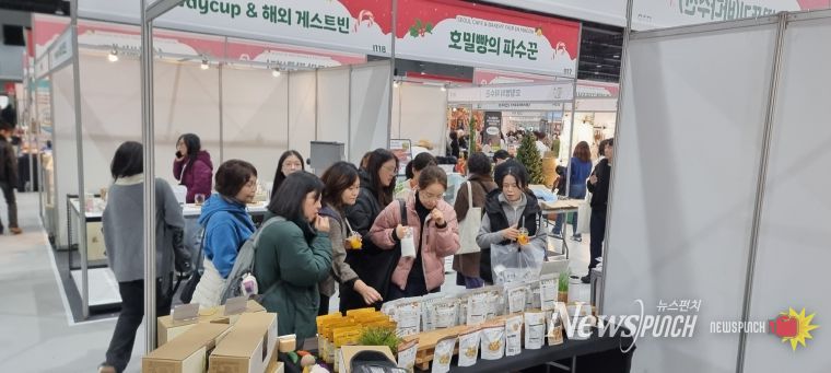 관람객들이 한부각을 시식하고 있다