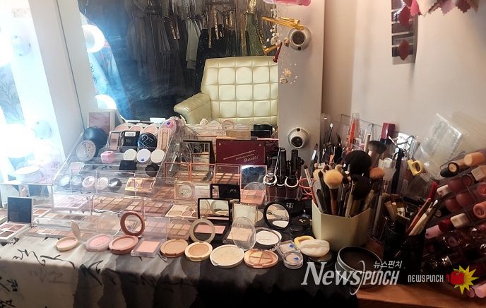 업소 내 미용 시설(거울, 의자, 미용 도구 등)