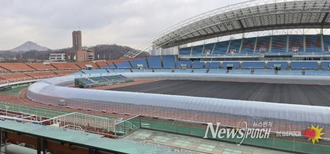 안산 와~스타디움 트랙 비닐하우스 설치 전경. (사진=안산도시공사 제공)