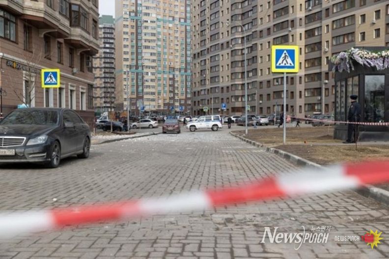 지난달 11일 러시아 모스크바 남동부에서 촬영한 손상된 주거 건물. (사진/신화통신)