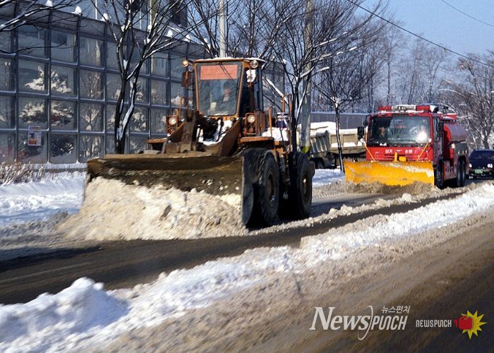 참고사진: 도로 제설 모습