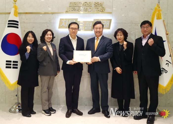 김성제 시장이 임태희 교육감에게 의왕교육지원청 신설 신속 추진 건의문을 전달하고 있다.