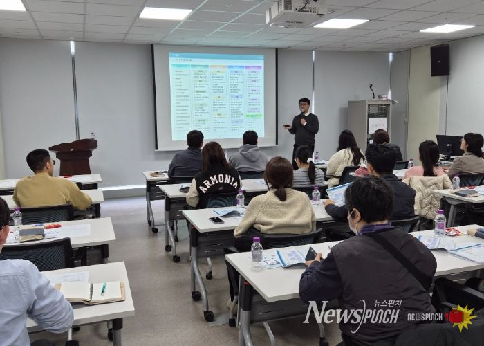 12월 11일, 한국지역정보개발원 전문 강사가 세외수입(일반회계) 부과 담당자 및 팀장을 대상으로 2025년 세외수입 추가 실무교육을 실시하고 있다.