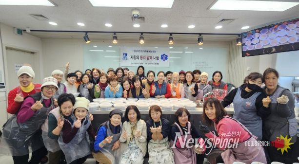 사랑의 동지 팥죽 나눔 행사 참가자들이 함께하고 있다.