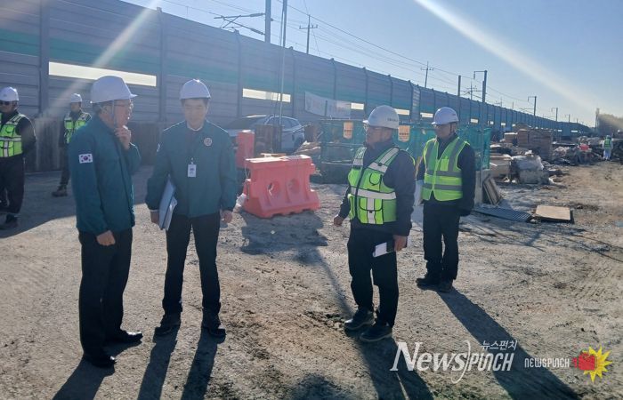 김석웅 광산구 부구청장 등이 12일 공공 건설공사장인 우산동 우수 저류시설 조성 현장을 찾아 안전관리 실태를 점검했다.
