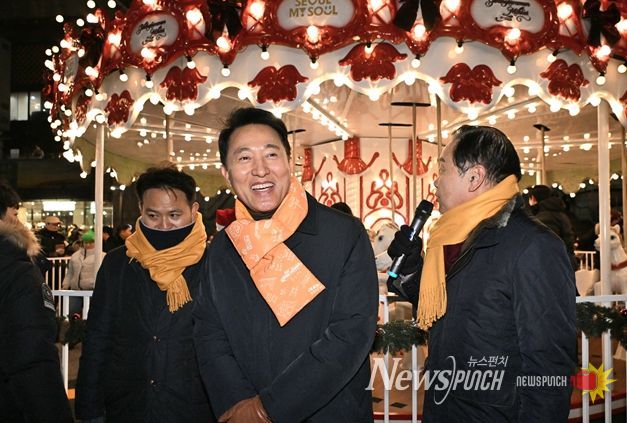 오세훈 서울시장이 12일(금) 서울윈터페스타 개막식 참석 후 광화문광장의 '크리스마스 마켓'을 둘러보고 있다.