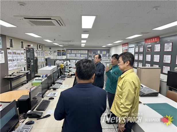 서울시 재난안전기획관이 지하연계 복합건축물인 롯데몰 은평점의 종합방재실 운영 실태를 점검하고 있다 ('25.12.11.)