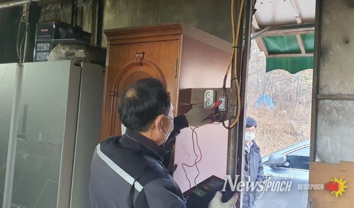 지난 11일 특별점검반이 관내 주거용 및 창고용 비닐하우스를 대상으로 화재 예방 점검을 하고 있다.