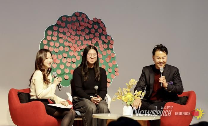 오언석 도봉구청장이 지난 12일 도봉구청 2층 선인봉홀에서 열린 친절선포식-‘친절토크’ 시간에서 구민과 대화를 나누고 있다