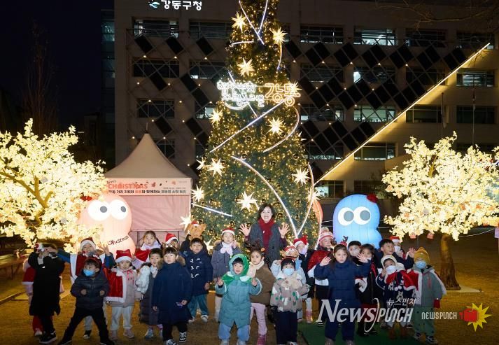 크리스마스 트리 점등식 모습(가운데 이수희 강동구청장)