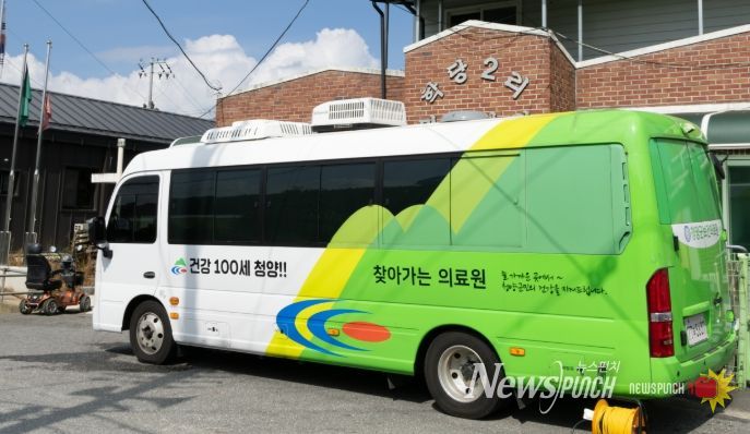 청양군 보건의료원 의료진이 의료취약지역 마을을 찾아 ‘찾아가는 의료원’ 순회진료를 진행하고 있다