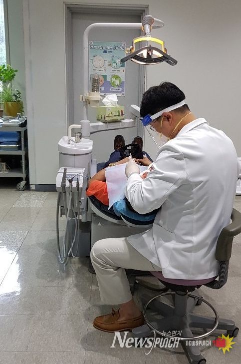 1. 천안시가 저소득층을 대상으로 구강검진을 지원하고 있다.