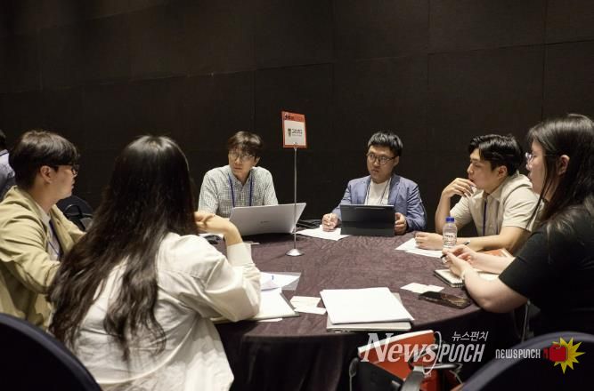 지난 6월 열린 커넥트 데이 행사에서 참여대학 및 기업 관계자들이 기술 이전 상담을 하고 있다