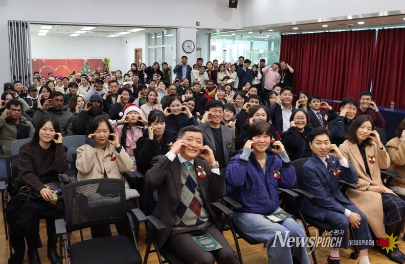 2025년 화성시외국인복지센터 사업보고회 기념 사진