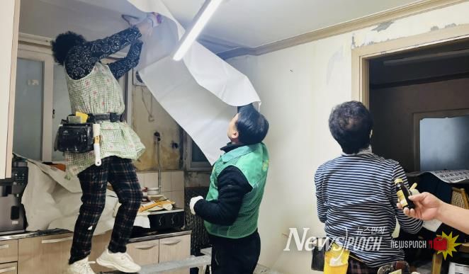 수원시 팔달구 매교동 새마을지도자협의회, 홀몸어르신을 위한 도배장판 지원사업 진행