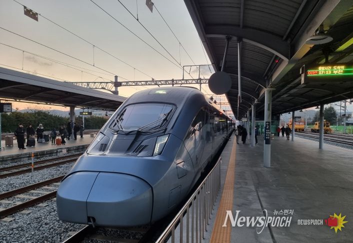 영천역에 정차한 KTX-이음 열차 사진