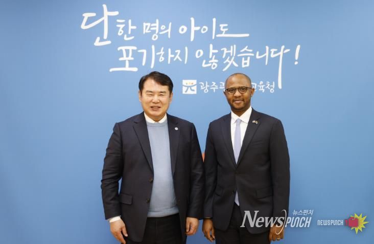 이정선 광주시교육감이 15일 교육감실에서 탄자니아대사관 토골라니 에드리스 마부라(Togolani Edriss Mavura) 대사과 만나 교육기관 협력 방안을 논의한 후 기념사진을 촬영하고 있다.