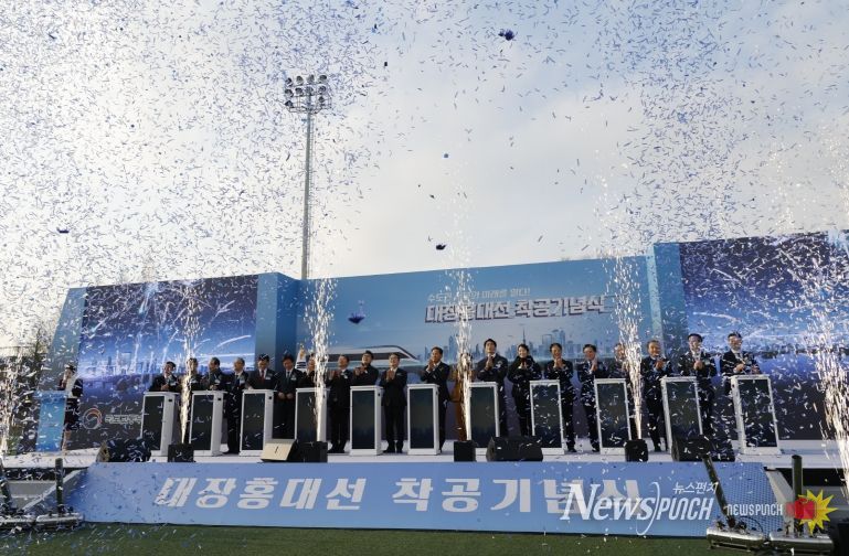 진교훈 서울 강서구청장이 부천시 오정대공원 인조잔디구장에서 열린 ‘대장홍대선 광역철도 착공식’에 참석했다.