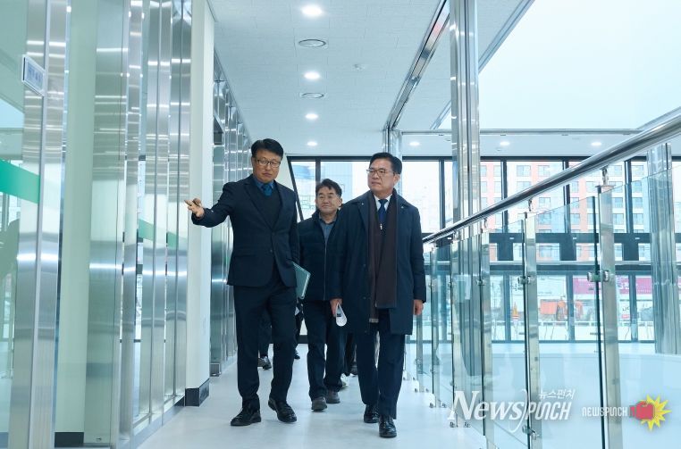 1. 15일 김석필 천안시장 권한대행 부시장이 업사이클센터, 천안시립노인요양시설 등 대규모 건설 현장을 방문해 현장을 둘러보고 있다.