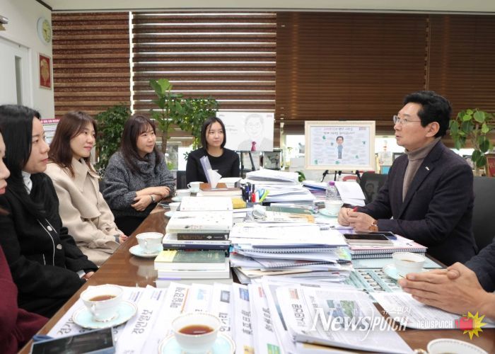 이상일 용인특례시장은 15일 시장실에서 기흥역세권에 거주하는 시민들과 만나 교육 현안을 논의했다.