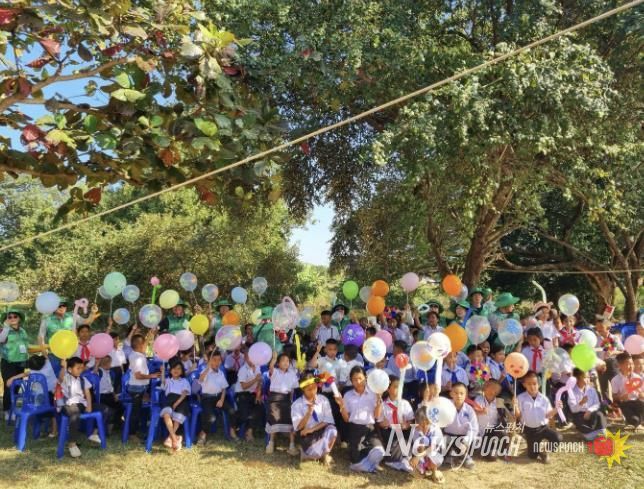 라오스 비엔티안 쌍텅구 쌈판나마을에서 현지 초등학생들과 함께 풍선아트 놀이 프로그램을 진행하는 모습