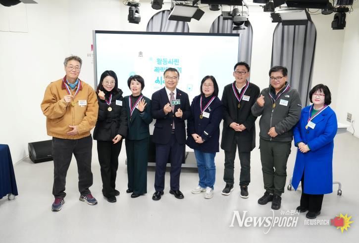 면목미디어센터의 ‘활동사진 제작단’ 2기 수료식에 참석한 류경기 중랑구청장과 구민들의 모습
