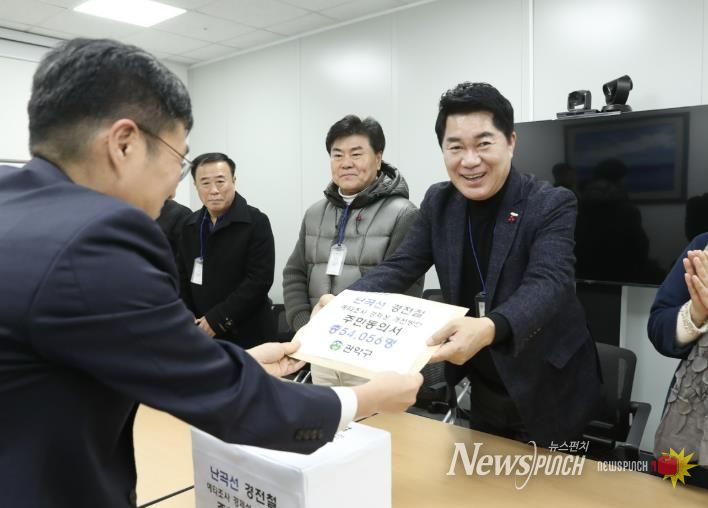 세종정부청사 기획재정부를 방문해 난곡선 경전철 예타 경제성 개선 방안에 대한 주민 동의서를 전달하는 박준희 관악구청장(오른쪽 첫 번째)