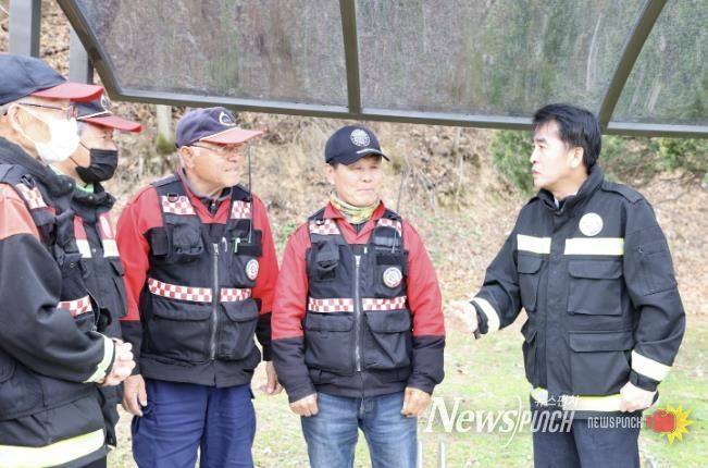 봄철 최재형 군수가 산불진화대원들을 격려하는 모습