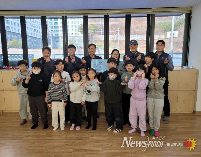 영월우체국‘그린나래’,별총총돌봄센터에 기부금 전달