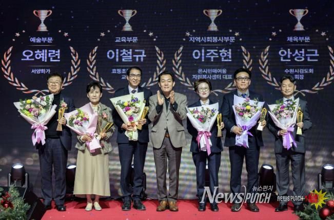 이재준 수원시장(가운데)과 수원시 문화상 수상자들이 함께하고 있다. 이주현 온시민 매여울자원봉사센터 대표(오른쪽부터) 안성근 수원시 검도회 회장, 최윤정 중부일보 대표이사, 이재준 시장, 이철규 효동초등학교 교장, 오혜련 서양화가, 김경환 성균관대학교 글로벌창업대학원 원장.